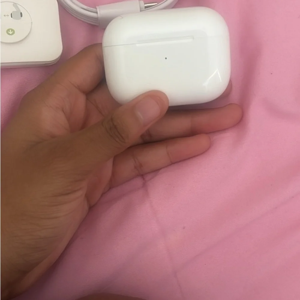 Apple White Wireless Earbuds Charging Case with Cable